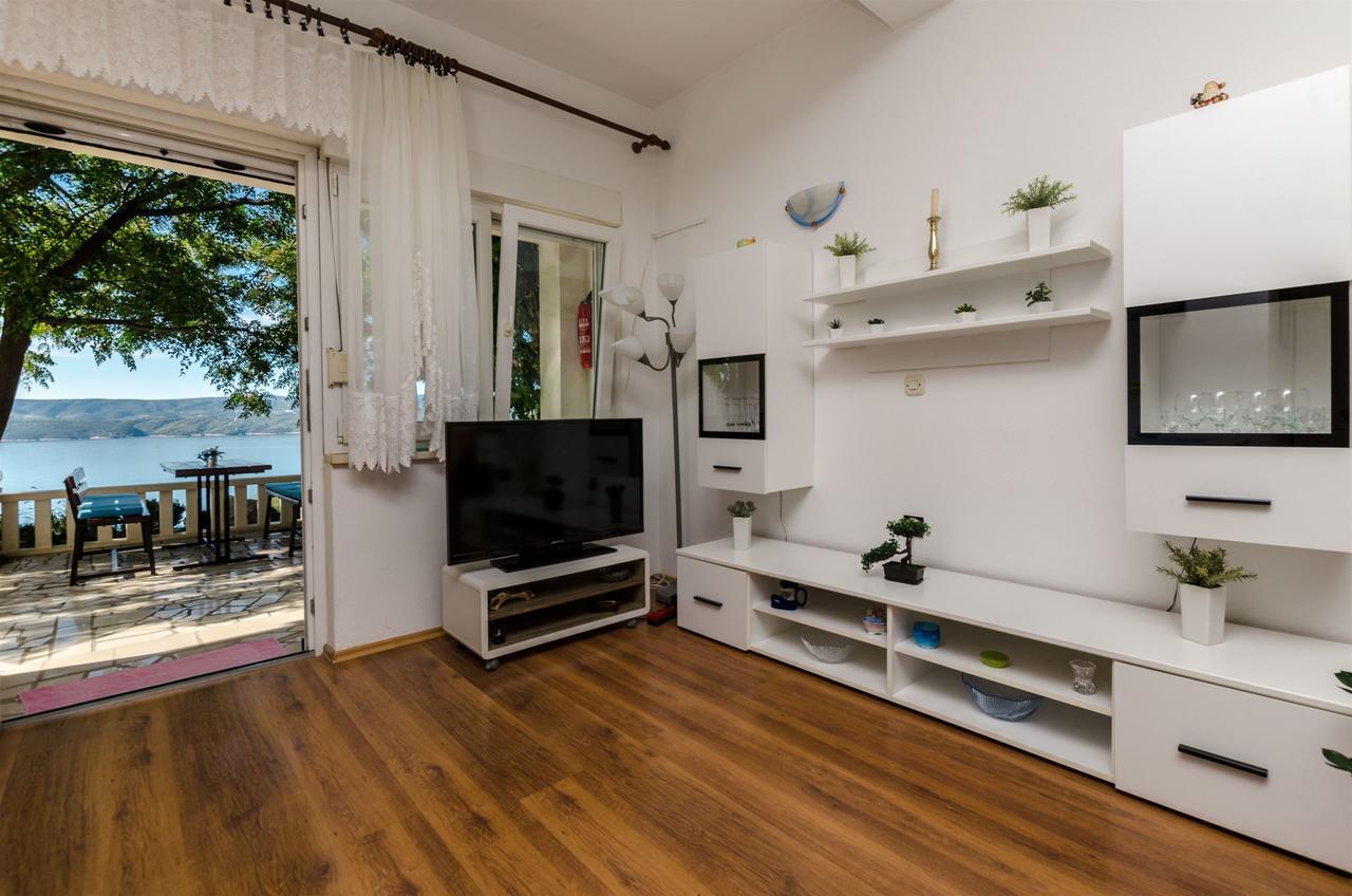 Apartments Zdenka โอมิช ภายนอก รูปภาพ