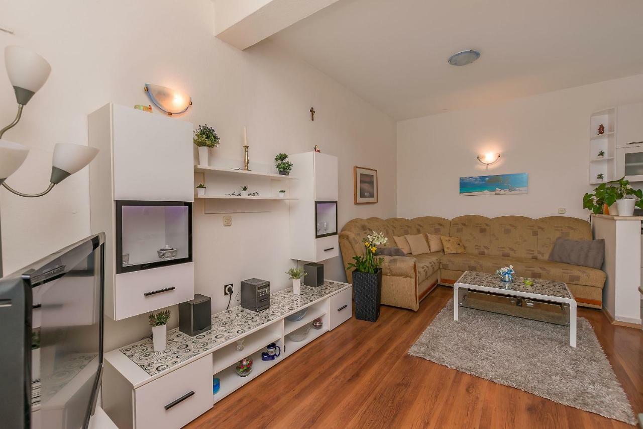 Apartments Zdenka โอมิช ภายนอก รูปภาพ