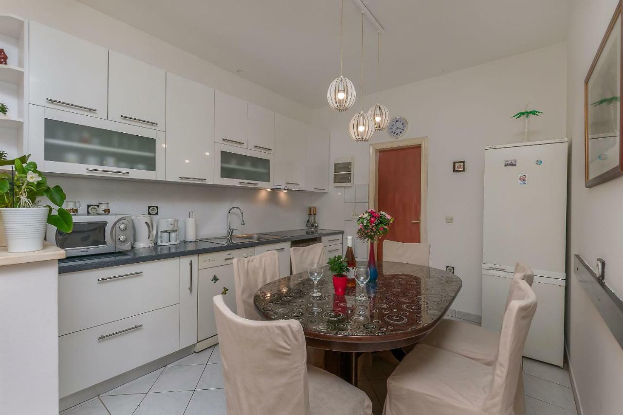Apartments Zdenka โอมิช ภายนอก รูปภาพ