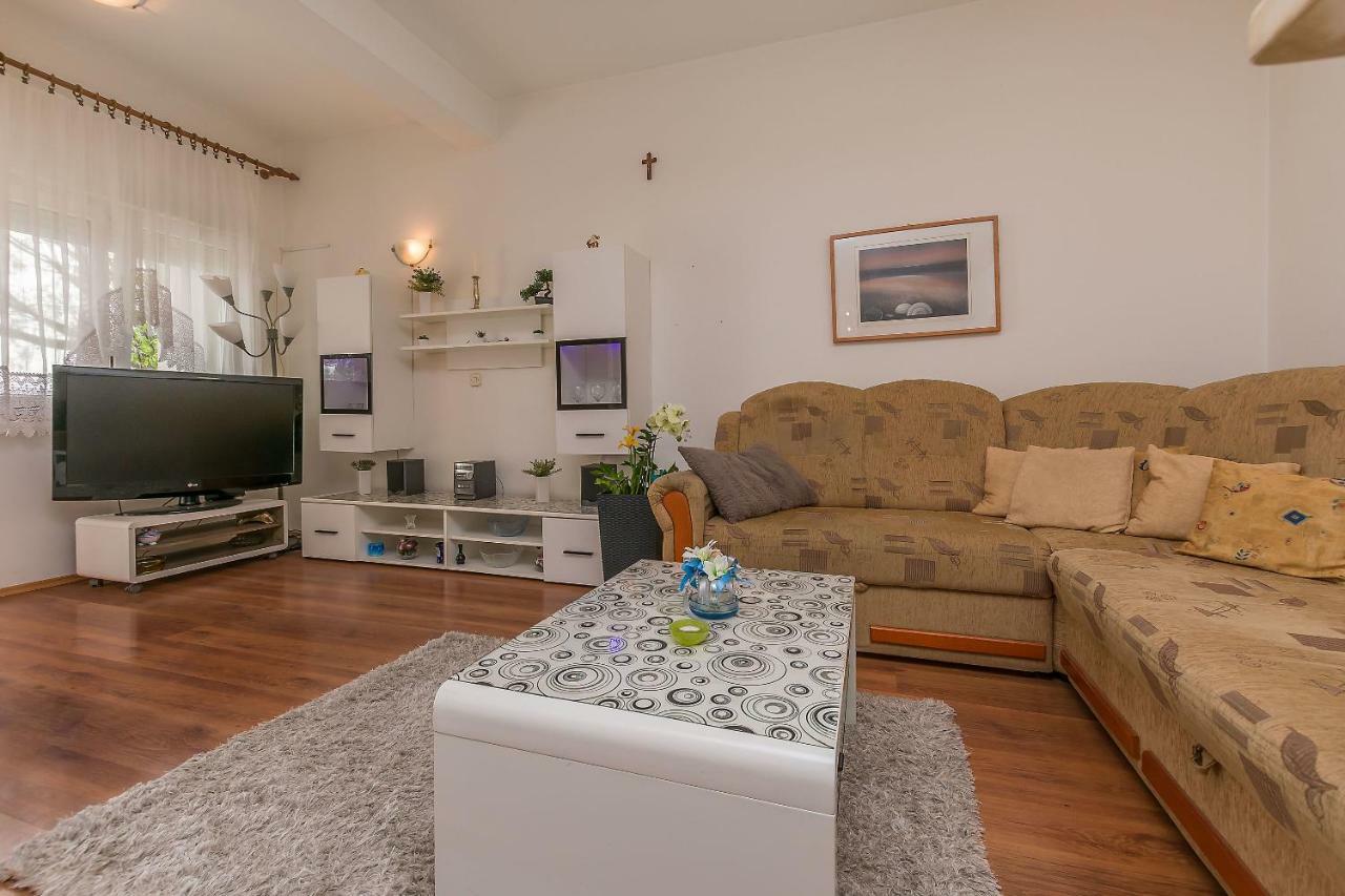 Apartments Zdenka โอมิช ภายนอก รูปภาพ