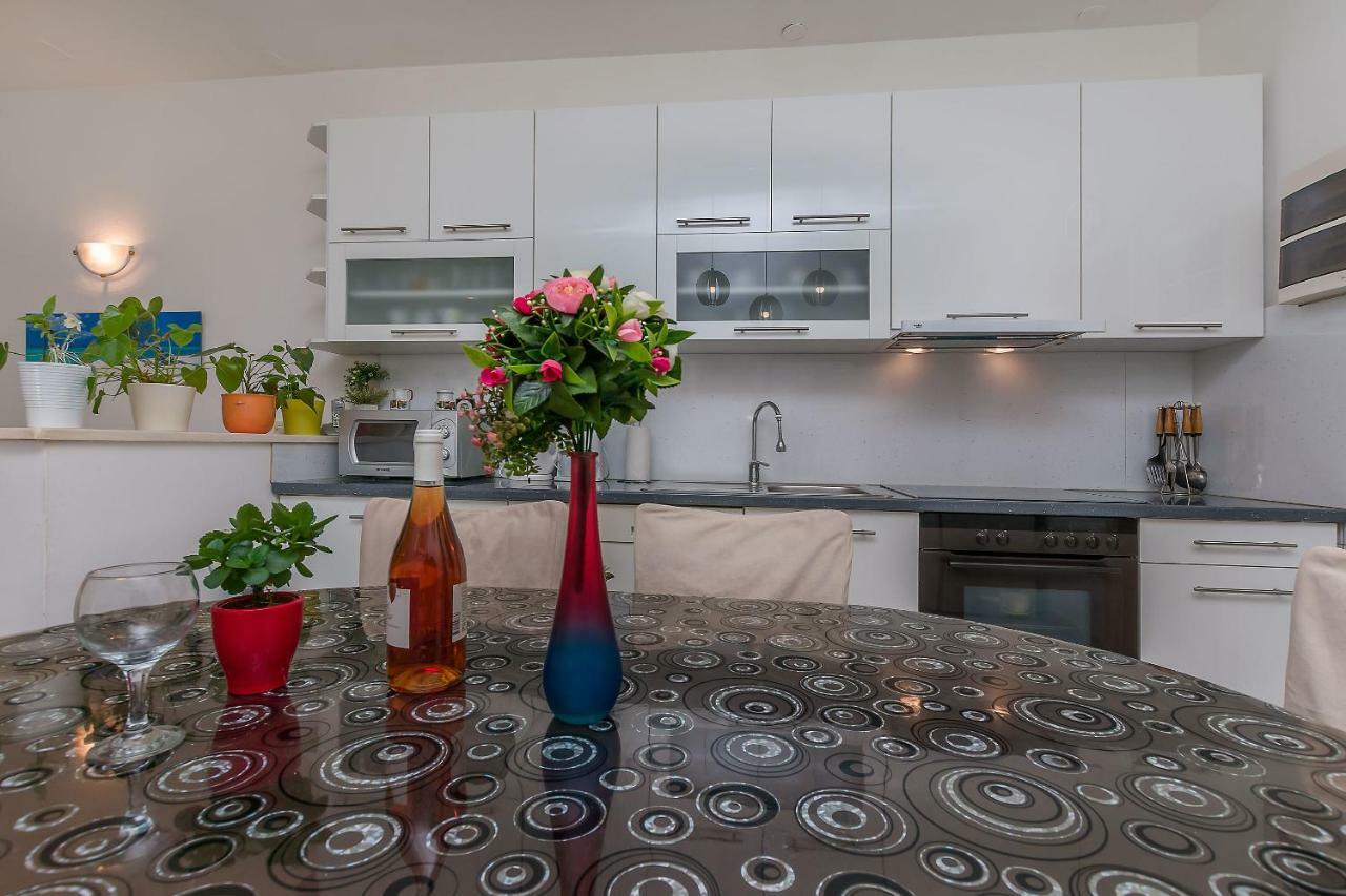 Apartments Zdenka โอมิช ภายนอก รูปภาพ
