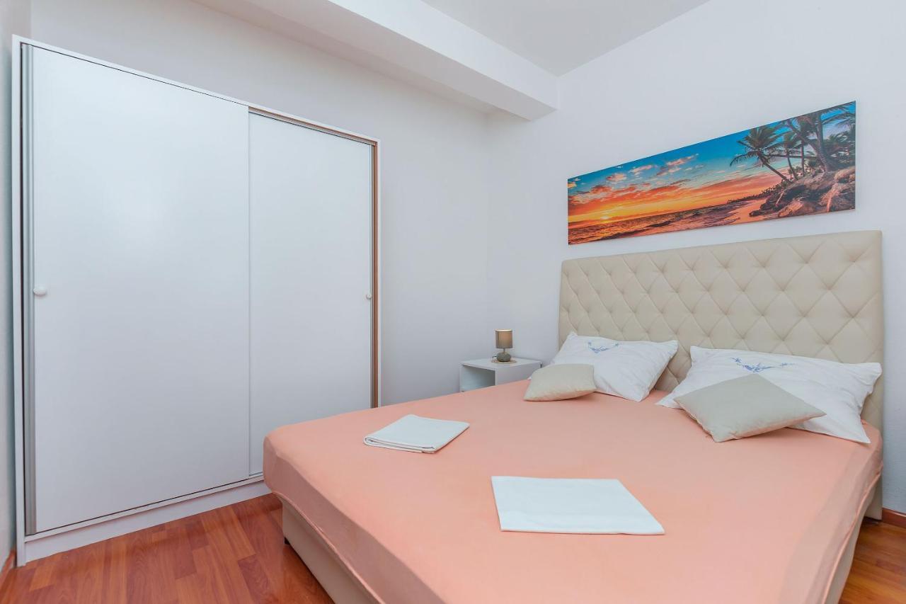 Apartments Zdenka โอมิช ภายนอก รูปภาพ